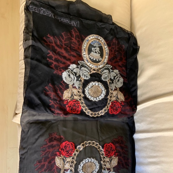 Alexander McQueen lost in the sea silk scarf - Picture 3 of 8
